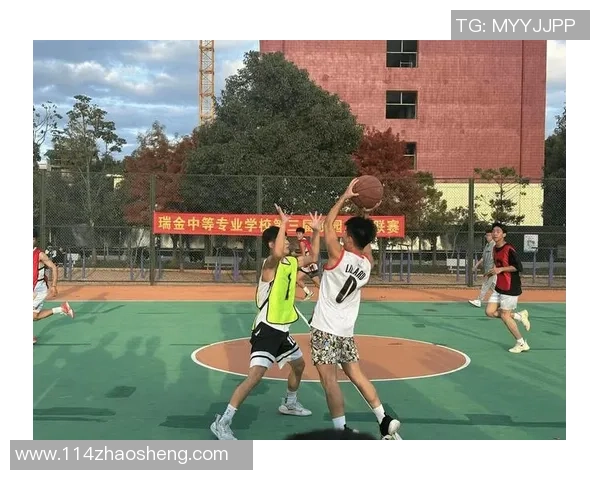 在校园篮球场上挥洒青春热血，记录每一次扣篮与团队的默契瞬间